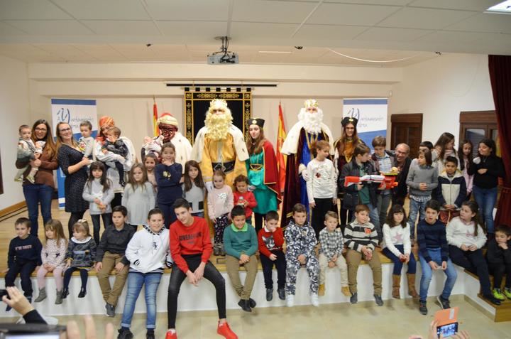La visita de los Reyes Magos a Yebra volvió a llenar de magia e ilusión el final de la Navidad