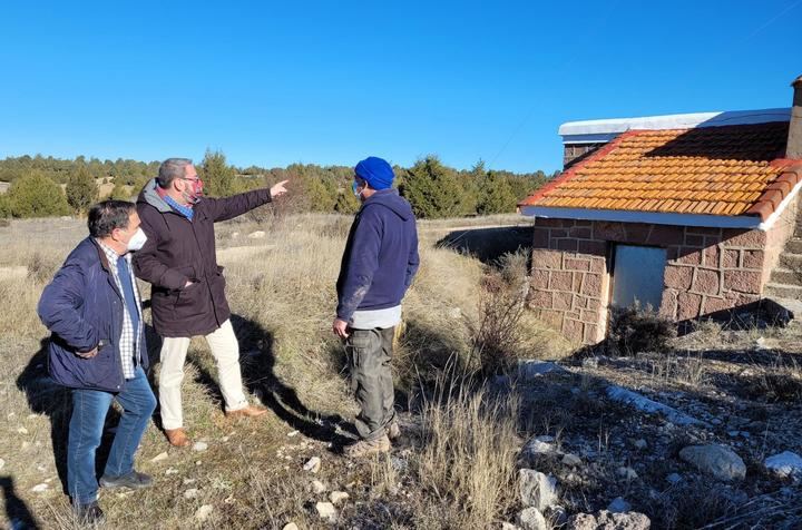 El delegado de la Junta en Guadalajara asegura el abastecimiento de agua en Torremocha del Pinar y contribuye a la rehabilitación del molino de viento de Alustante