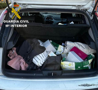 La Guardia Civil detiene en la A2 a 3 personas por robo de artículos de lujo : perfumería de alta gama y carteras de marca