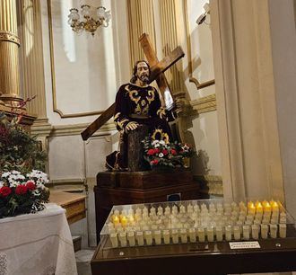 Roban dos &#225;ngeles de los olot del altar de la capilla de la catedral de Albacete