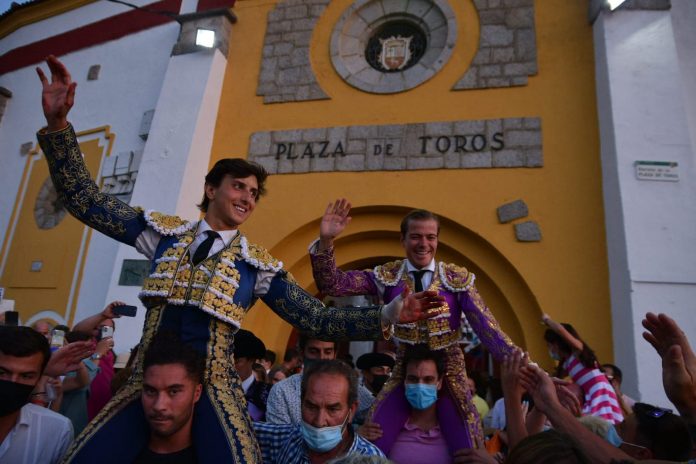 Roca Rey y Javier Cortés cierran la feria de El Espinar por todo lo alto