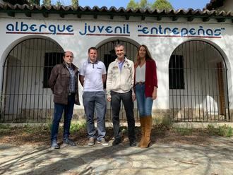 Román se compromete a ayudar al alcalde de Auñón a poner en marcha el albergue juvenil y para que mejoren la conectividad de internet; mientras en Tendilla ha mostrado su apoyo al Museo de Arte Contemporáneo