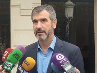 Román lamenta que las tres medidas del gobierno del socialista Alberto Rojo hayan sido subirse el sueldo, colocar a hermanos y aprobar una subida de impuestos a los guadalajareños