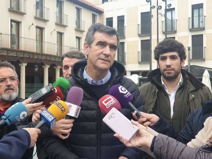 Antonio Román demuestra con los informes en la mano que siempre se actuó dentro de la legalidad en el Mercado de Abastos
