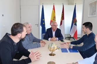 Román García se reúne con el alcalde de Yebes-Valdeluz destacando sus reivindicaciones en el ámbito educativo y sanitario