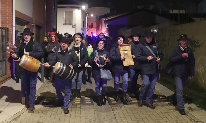 Villancicos tradicionales con caldo y migas en la víspera de Nochebuena en Cabanillas
