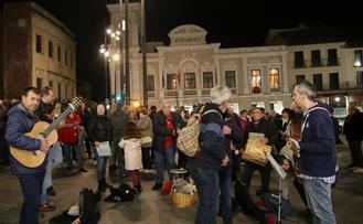 La alcaldesa de Guadalajara acompañó la ronda de los mayos que recorrió anoche las plazas del centro de la ciudad