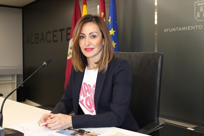 Rosa González de la Aleja: “Sáez y Page utilizan a funcionarios municipales y medios materiales del Ayuntamiento de Albacete para montar un acto del PSOE y exigimos que lo paguen de su bolsillo”