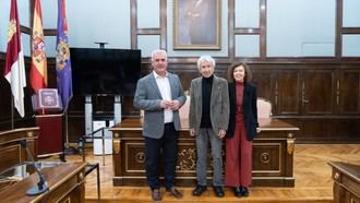 José Sacristán recoge personalmente en la Diputación la Abeja de Oro que le fue concedida el Día de la Provincia