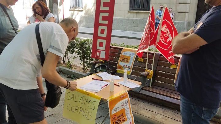 UGT y CCOO recogen firmas en Guadalajara en protesta por el 