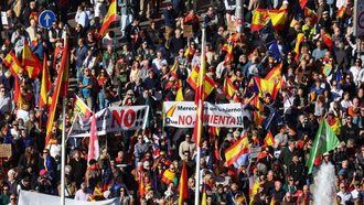 Miles de manifestantes piden en Madrid este s&#225;bado la &#34;dimisi&#243;n de S&#225;nchez&#34; por las concesiones a los independentistas
