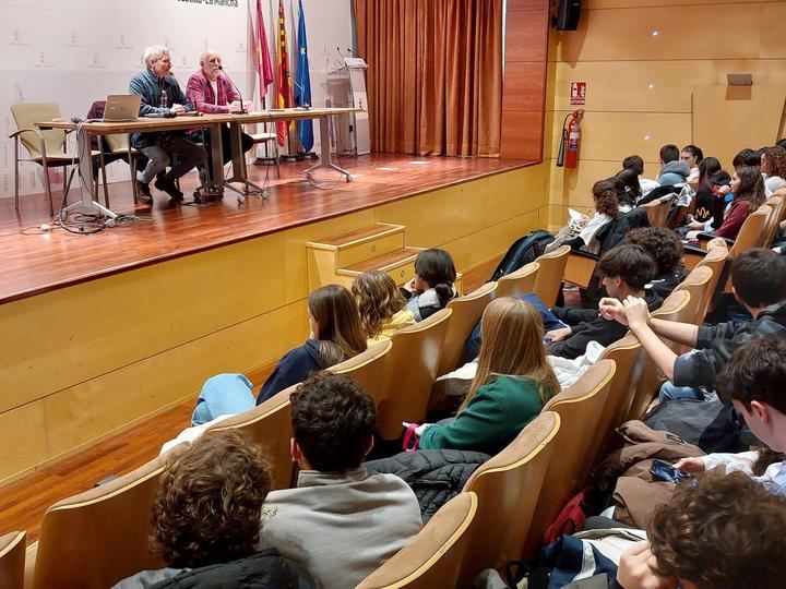 El instituto Liceo Caracense inaugura la VII Semana del Migrante con un debate amistoso entre alumnado de distintos centros