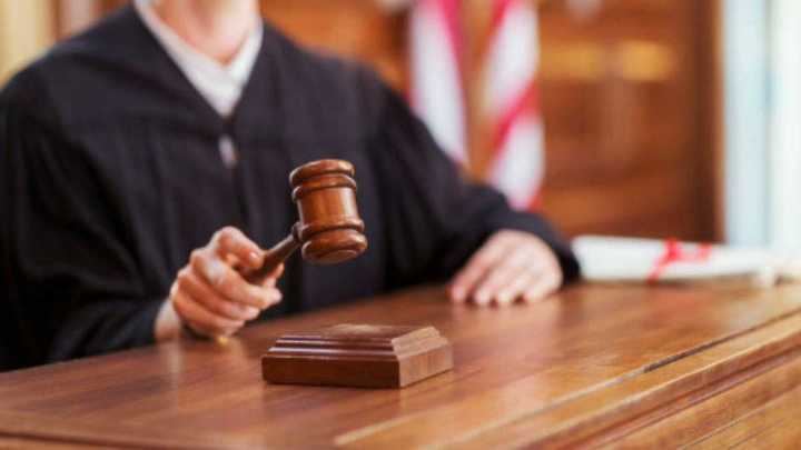 Dos mil abogados exigen a la Generalitat que cumpla la sentencia del 25% del castellano en las escuelas de Cataluña