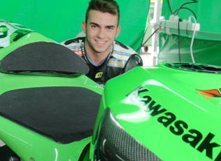 El piloto alcarreño Sergio Mora acaricia el podio en el Circuito de Valencia