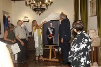 El pintor Agustín González dona al Ayuntamiento un cuadro de Felipe VI