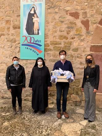 El Ayuntamiento de Sigüenza reparte mascarillas reutilizables a todos los empadronados
