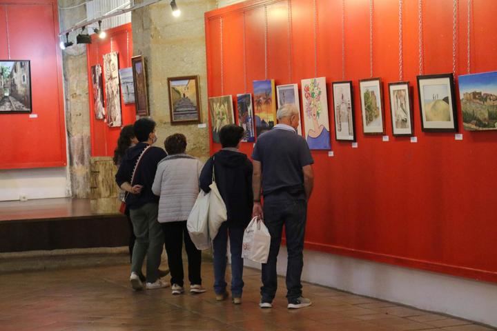 Inaugurada en San Roque la exposición 'Lo que pintan las mujeres'