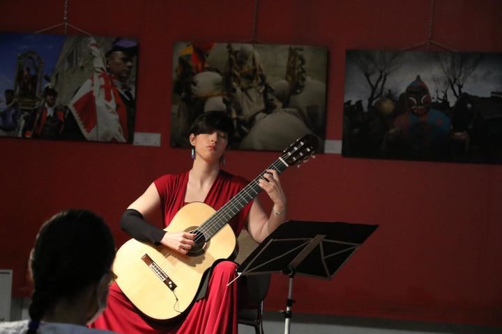 Silvia Nogales subraya con su guitarra el nombramiento de José Luis Romanillos