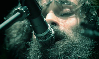 El ingenio de Ángel Stanich arrasa en el regreso de «Las Noches Acústicas» de Cabanillas