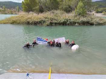 Submarinistas voluntarios limpian los fondos del azud de Pareja y confirman la calidad de sus aguas