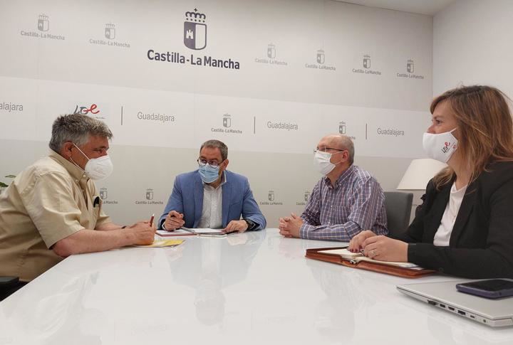 El delegado de la Junta recibe al alcalde de Tamajón para analizar cuestiones relacionadas con el municipio e inversiones del Gobierno regional