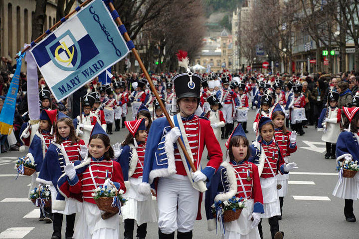 Cinco mil niños con sus tambores desafían al frío e inundan las calles de San Sebastián