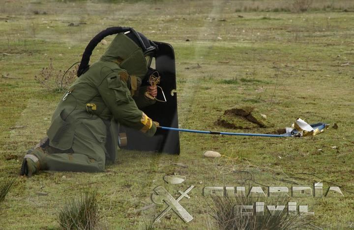 Los TEDAX detonan un proyectil de artillería encontrado en una casa de Fontanar