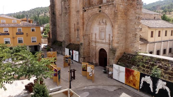 Tendilla inaugura una exposición al aire libre con más de un centenar de obras del artista internacional Antonio Grediaga ‘Kieff’