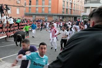 Sin heridos por asta de toro y dos personas al Hospital por caídas en la calle en el Tercer Encierro de Guadalajara