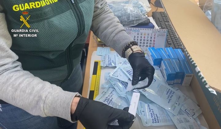 La Guardia Civil interviene casi 500 test de antígenos que se vendían irregularmente en dos ferreterías de Esquivias y Pantoja