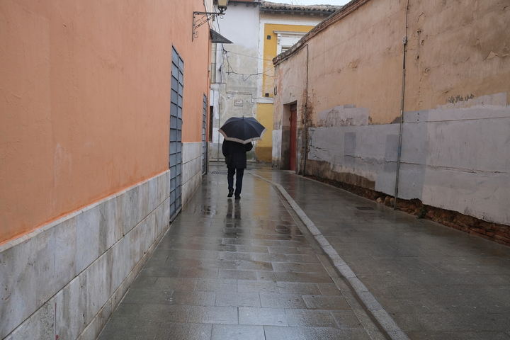 Día de paraguas y notable bajada de las temperaturas este lunes en Guadalajara