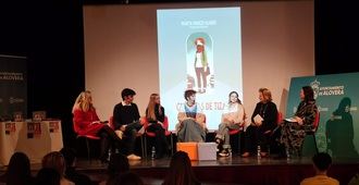 Gran presentación del libro Cónicas de Tiza por Marta Marco Alario en la biblioteca de Alovera