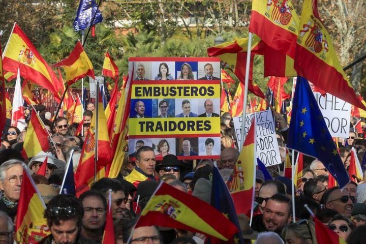 Miles de españoles toman Madrid contra la amnistía del PSOE