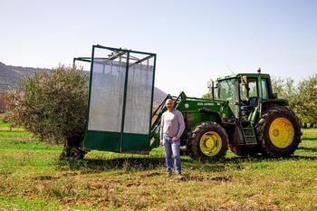 Un socio de APAG de Guadalajara patenta una máquina para coger olivas