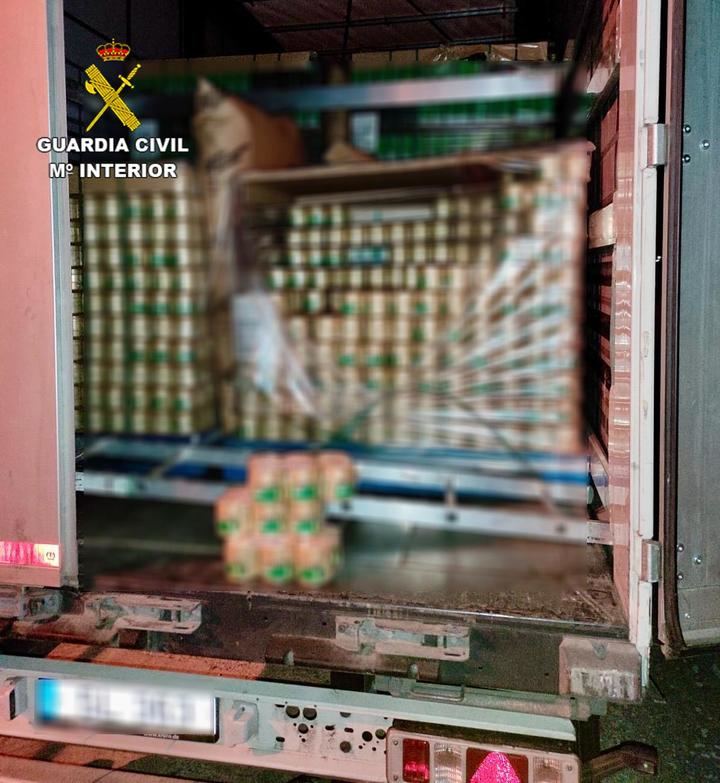 La Guardia Civil le sorprende mientras sustraía productos cosméticos de un camión en Torija