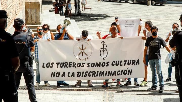 El mundo taurino protesta en un acto de la ministra de Trabajo en Toledo