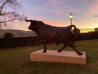 Brihuega inaugura su escultura en homenaje al Encierro del 16 de agosto entre personalidades del mundo taurino