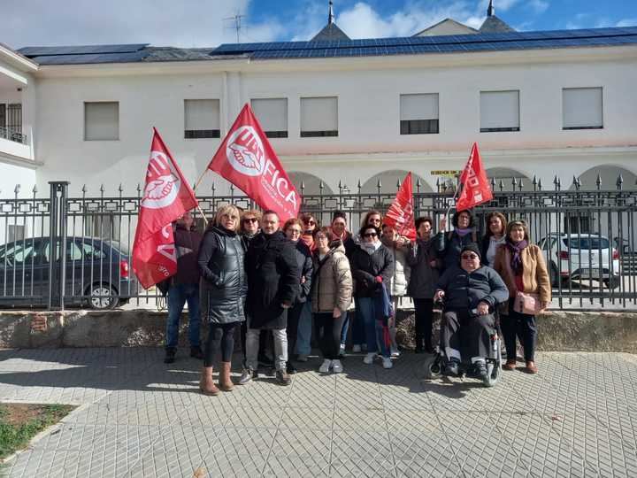 Los trabajadores y trabajadoras de la Residencia San José de Almansa se concentran por el impago de sus nóminas