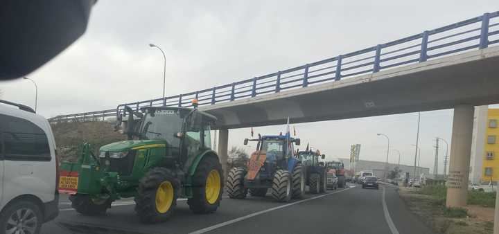 Agricultores de Guadalajara cortan en Torija la A-2 rumbo a Madrid, donde sólo funciona un carril sentido Zaragoza