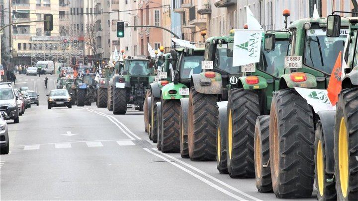 Hasta 200 tractores recorren Cuenca en protesta por la situación actual del campo
