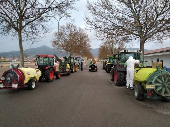 Paco Núñez valora el trabajo de los agricultores y ganaderos para garantizar el abastecimiento alimentario y agradece su solidaridad con la desinfección de calles