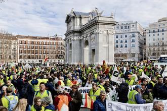 Cientos de agricultores protestan ante el Ministerio de Agricultura y bloquean el centro de Madrid : Planas se ha ido huyendo como un conejo a Bruselas