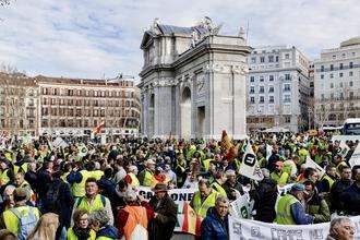 Cientos de agricultores protestan ante el Ministerio de Agricultura y bloquean el centro de Madrid : &#8220;Planas se ha ido huyendo como un conejo a Bruselas&#34;