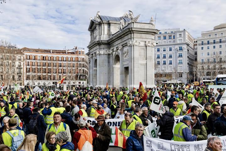 Cientos de agricultores protestan ante el Ministerio de Agricultura y bloquean el centro de Madrid : Planas se ha ido huyendo como un conejo a Bruselas