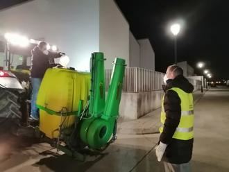 Agricultores voluntarios se unen a las labores de desinfección en Yunquera de Henares
