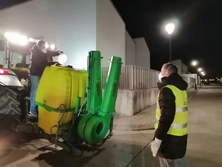 Agricultores voluntarios se unen a las labores de desinfección en Yunquera de Henares