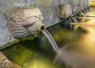 Tres de los trece caños de la simbólica fuente de Albalate de Zorita dejan de manar agua