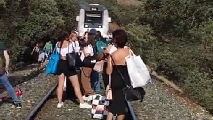 Evacuados 170 pasajeros al arder un tren en Sevilla