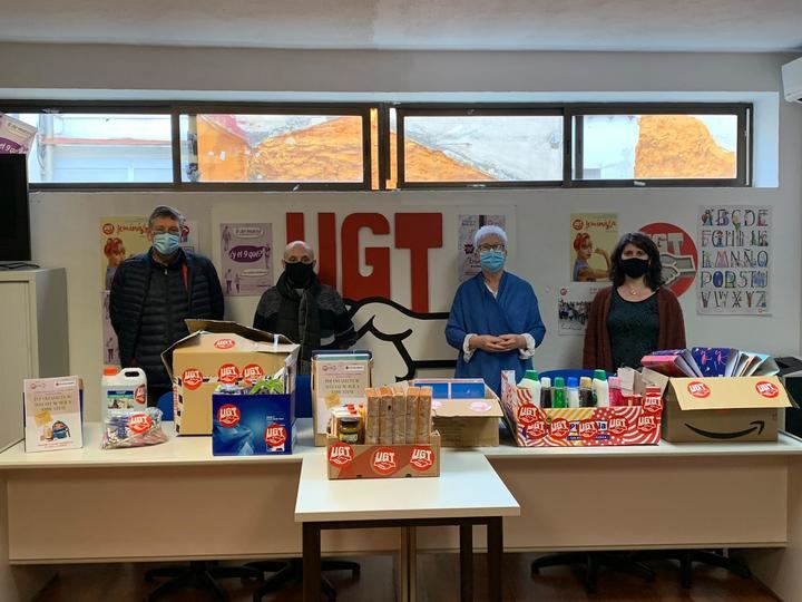 UGT dona material escolar y productos de primera necesidad a Cruz Roja en Guadalajara para ayudar a personas vulnerables