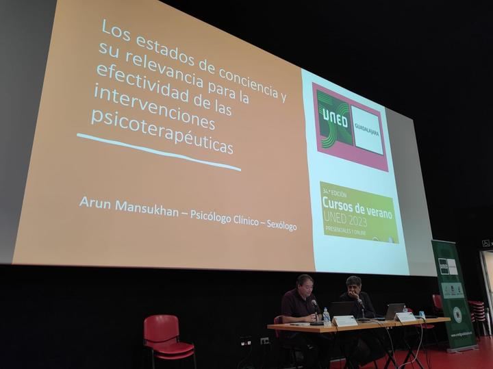 La hipnosis clínica, como fuente de alivio terapéutico, analizada en el último curso de verano de la UNED en Guadalajara.